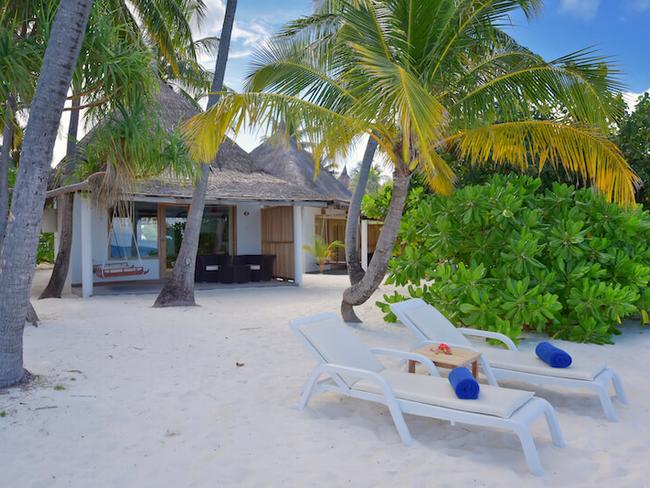 Angaga island resort - plážový bungalov superior