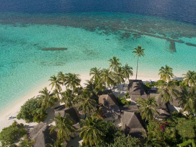 Angaga island resort - plážové bungalovy superior