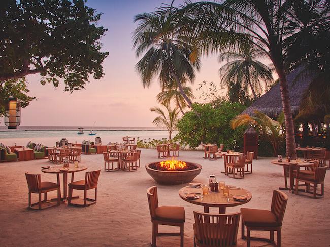 Constance Halaveli Maledivy - bar Meeru Beach Grill