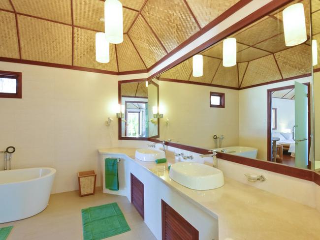 Thulhagiri Island resort - plážový bungalov, koupelna
