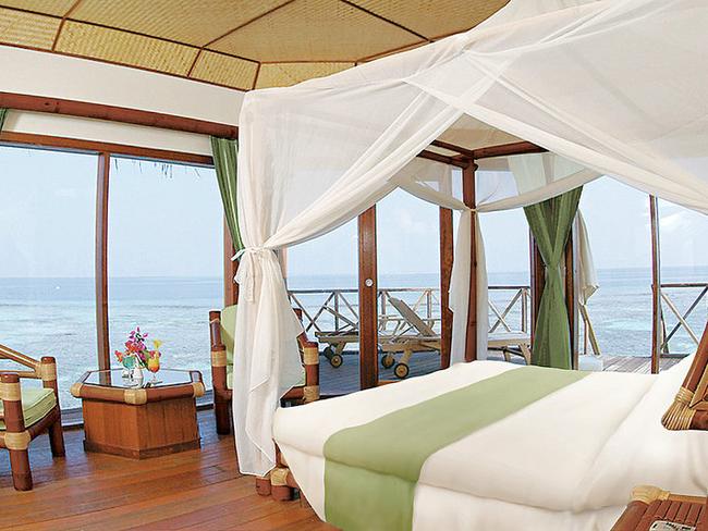 Safari island resort - vodní bungalov, pokoj